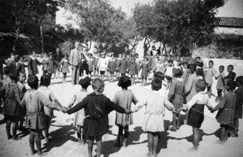 Στην αυλή του Δημοτικού σχολείου