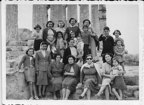 Μητέρες και παιδιά στον Ναό της Αφαίας