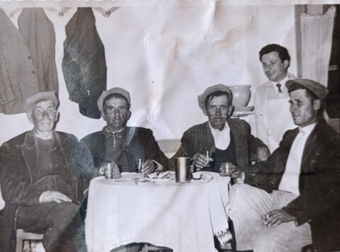 Στην ταβέρνα του Μαριδάκη